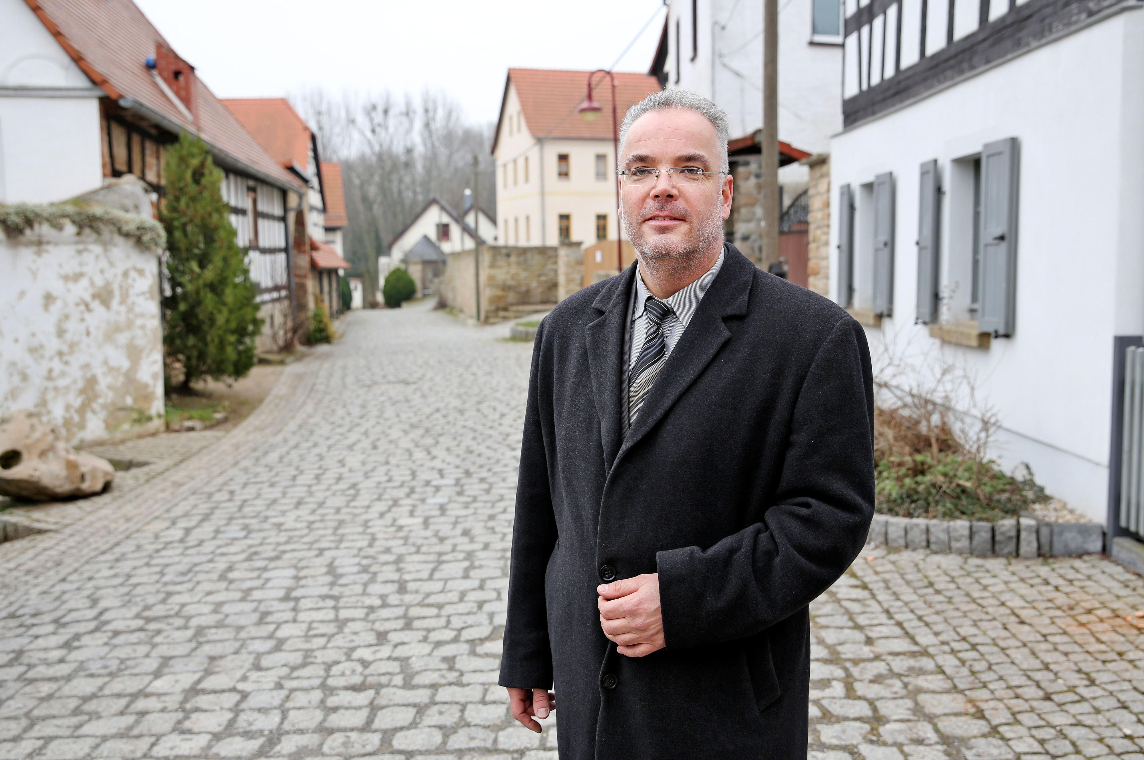 Knapp eineinhalb Jahre nach dem Brandanschlag auf eine bezugsfertige Asylunterkunft in Tröglitz hat der frühere Ortsbürgermeister Markus Nierth seine Erlebnisse in einem Buch verarbeitet.