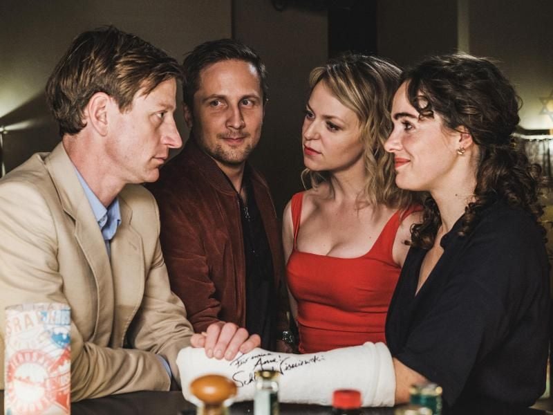 Daniel (Maxim Mehmet, l-r), Tobias (Lasse Myhr), Laura (Lisa Wagner) und Anne (Verena Altenberger) in einer Szene der TV-Komödie „Schönes Schlamassel”. Foto: -//Bavaria Fiction GmbH/Conradfilm/ORF/BR/dpa