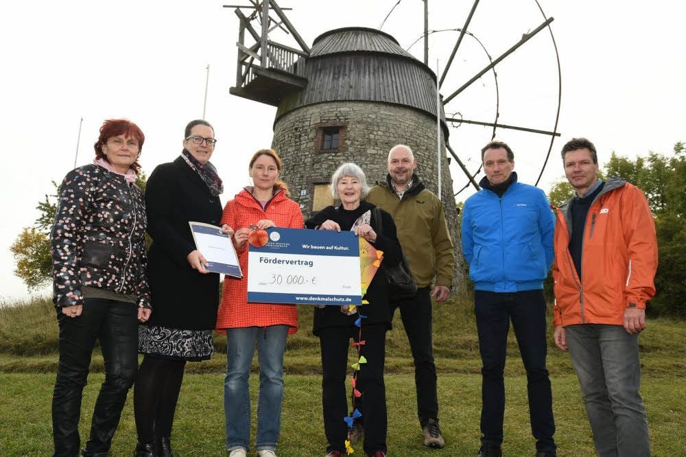 Auf dem Sachsenberg wechseln 30 000 Euro den Besitzer: Die Summe steuert die Deutsche Stiftung Denkmalschutz bei, damit die VG An der Finne die marode Holländerwindmühle in Eckartsberga reparieren lassen kann.