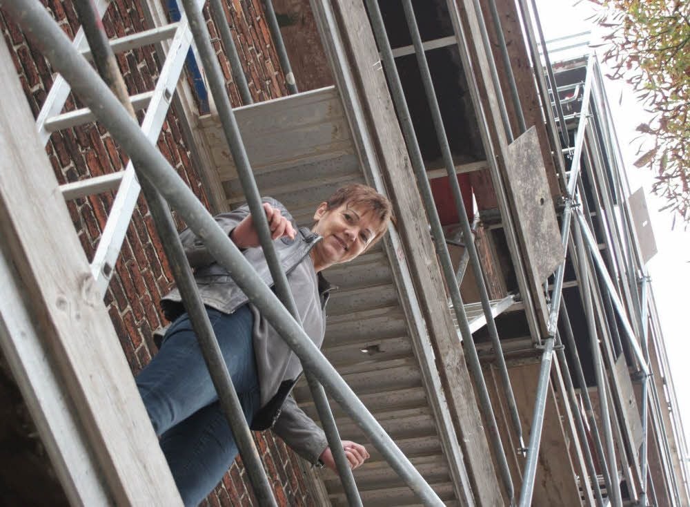 Diplom-Bauingenieurin Astrid Lüddecke aus Mühlanger auf dem Baugerüst am Pfarrhaus von Elster, dessen Dach derzeit erneuert wird.