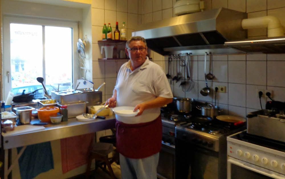 Hier ist Klaus-Dieter Bludau in seinem Element. Die Küche seines Imbissgeschäfts am Jessener Markt ist klein, für ihn aber praktisch.