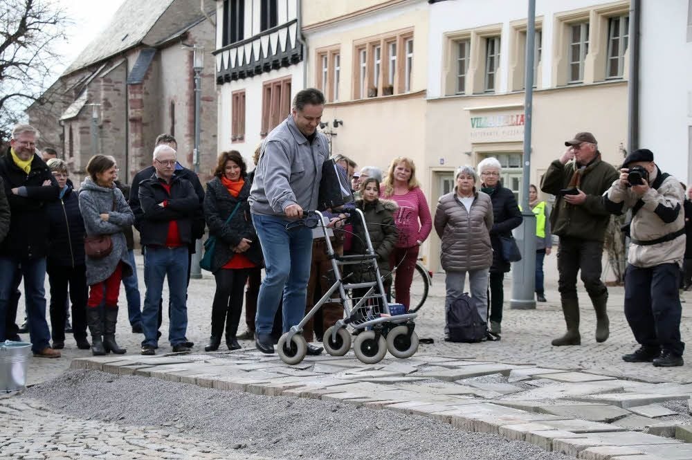 Andreas Koch, Bürgermeister von Mansfeld, beim schweren und steinigen „Gang nach Magdeburg“.