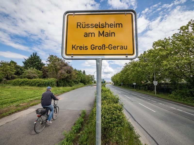 Ortsschild von Rüsselsheim. Foto: Frank Rumpenhorst/Archiv