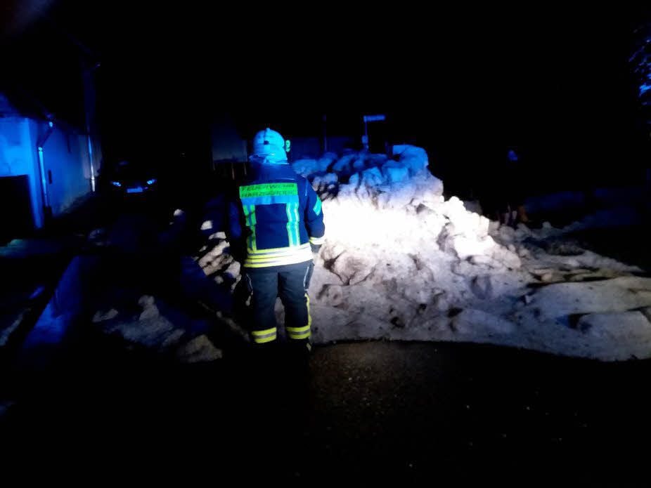 Ein Haufen Hagelkörner liegt im Unterharz.