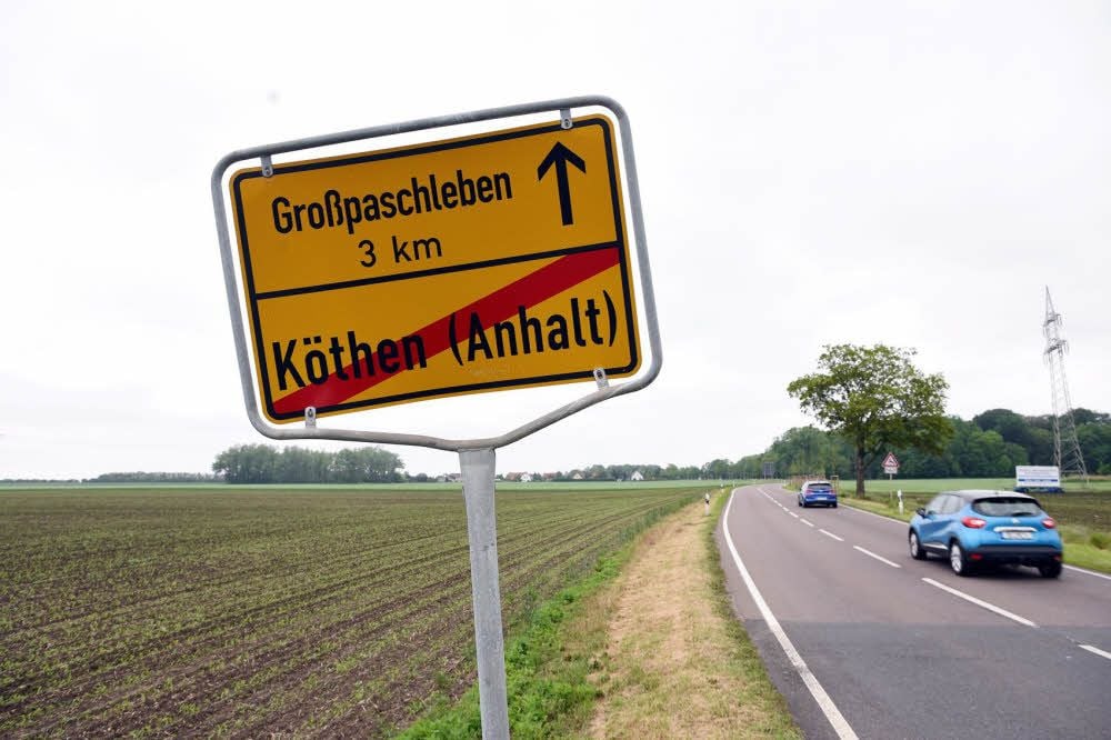 Das Ortsausgangsschild von Köthen in Richtung Großpaschleben ist verbeult und muss ausgetauscht werden.