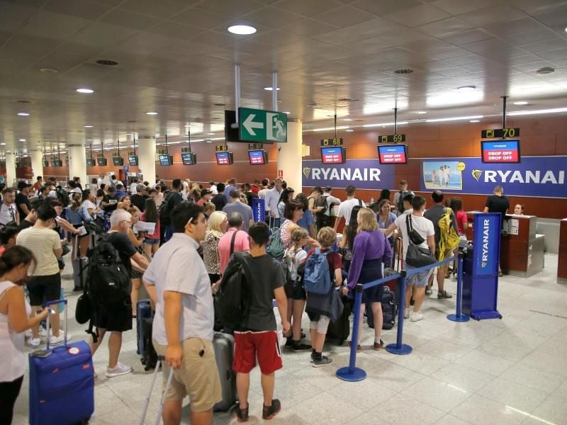 Passagiere warten an den Ryanair-Schaltern am Flughafen Barcelona auf den Check-In. Foto: Manu Fernandez/AP