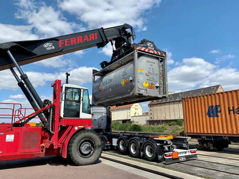 Von der Schiene auf die Straße und umgekehrt: Der Containerterminal ist ein Drehkreuz zwischen den Transportwegen.