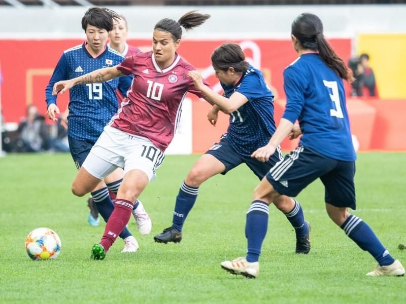 DFB-Akteurin Dzsenifer Marozsan (2.v.l) sieht sich der japanischen Abwehr gegenüber. Foto: Sebastian Gollnow