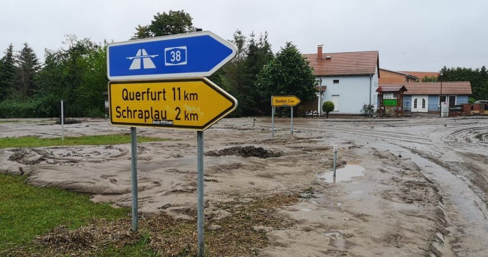 In Röblingen ist die Kreuzung Schraplauer Straße/Stedtener Straße von Schlammmassen bedeckt.