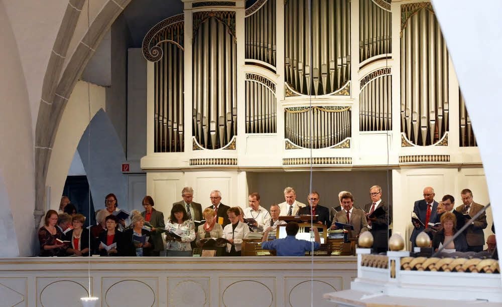 Ganz anders wirkt jetzt auch die Orgel, hier die Kantorei, die den Gottesdienst gemeinsam mit Kantor Clemens Bosselmann begleitete.