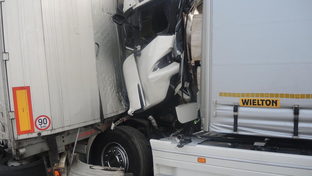 Unfall Auf Der A14 Unfall Auf Der A14 Lkw Fährt Ins Stauende Fahrer Verletzt Im Krankenhaus 5775