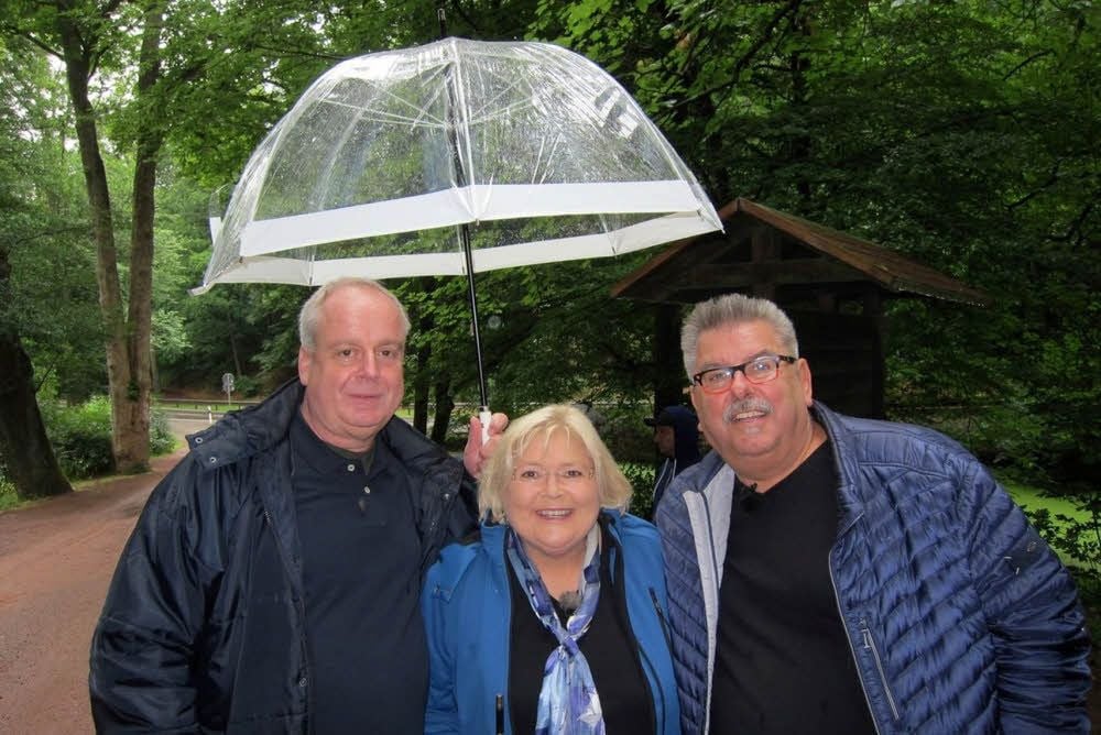 Gerda Gabriel mit den beiden Männern, die im TV um sie werben.