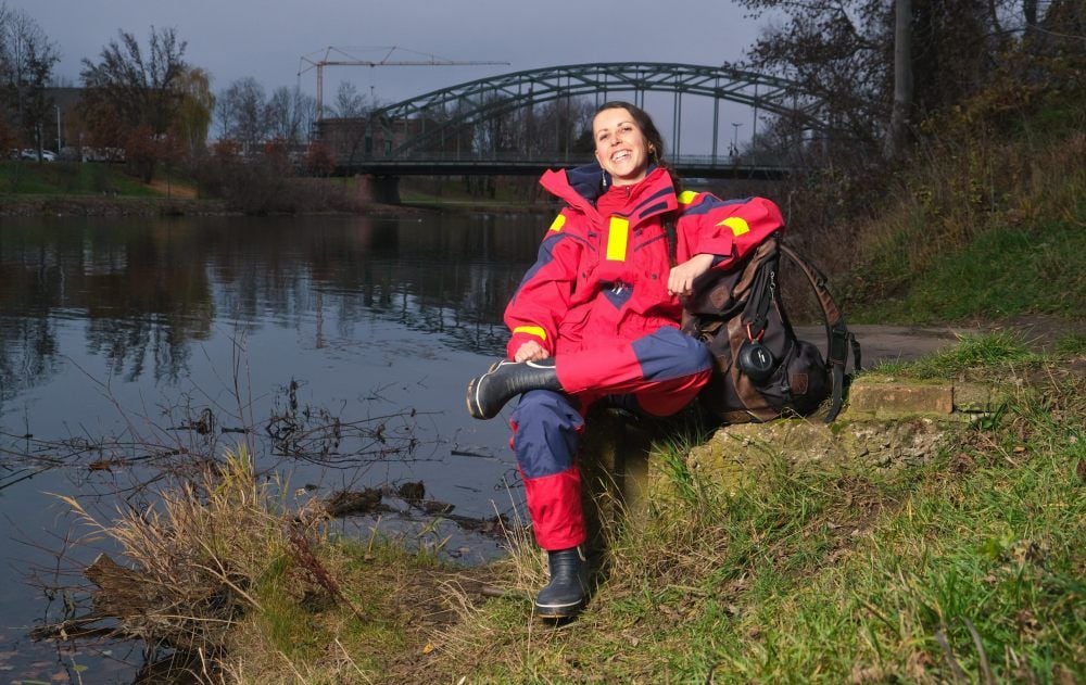 Im Profi-Segelanzug wird Peggy Engelmann den Atlantik überqueren. Mit dabei: ihr Rucksack, den sie für fünf Euro gebraucht gekauft hat. Nachhaltigkeit ist der 33-Jährigen wichtig.