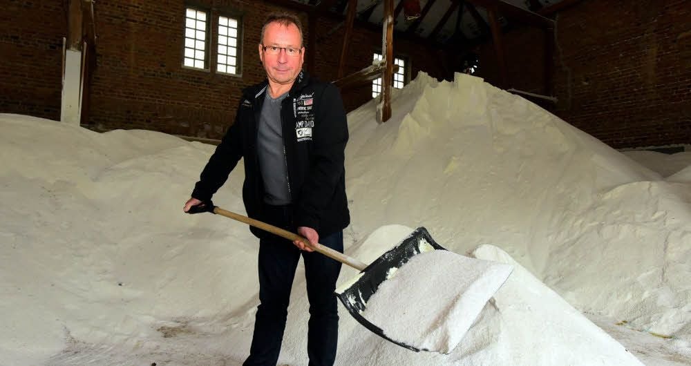 Das Streusalz liegt im Lager bereit. Frank Hyß, Abteilungsleiter Technische Leistungen in Weißenfels, hat es schon mal auf die Schippe genommen.