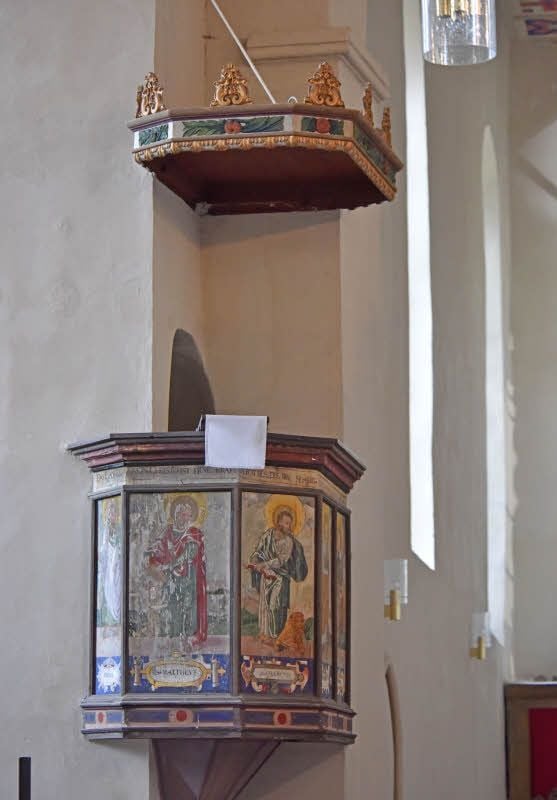 Auch an der Kanzel blättert die Farbe von den Malereien ab.