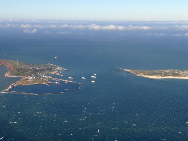 Blick auf die Nordsee mit der Hochseeinsel Helgoland. Foto: picture alliance/dpa/Archivbild