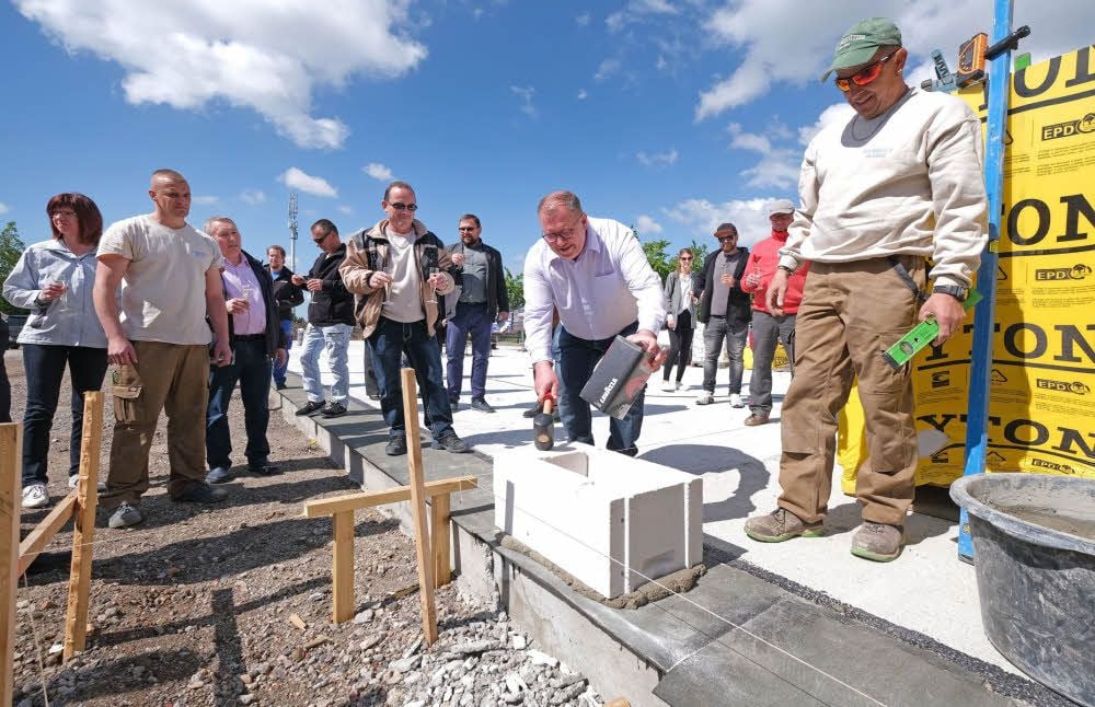 Investor Matthias Burkhardt versenkte die Zeitkapsel in einer Mauer der geplanten Wohnanlage.