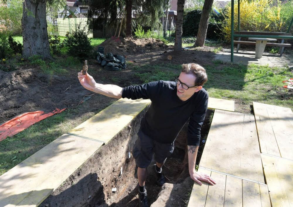 Grabungsleiter Felix Rösch präsentiert ein Artefakt aus den Tiefen der Erdschichten im Gartenareal.