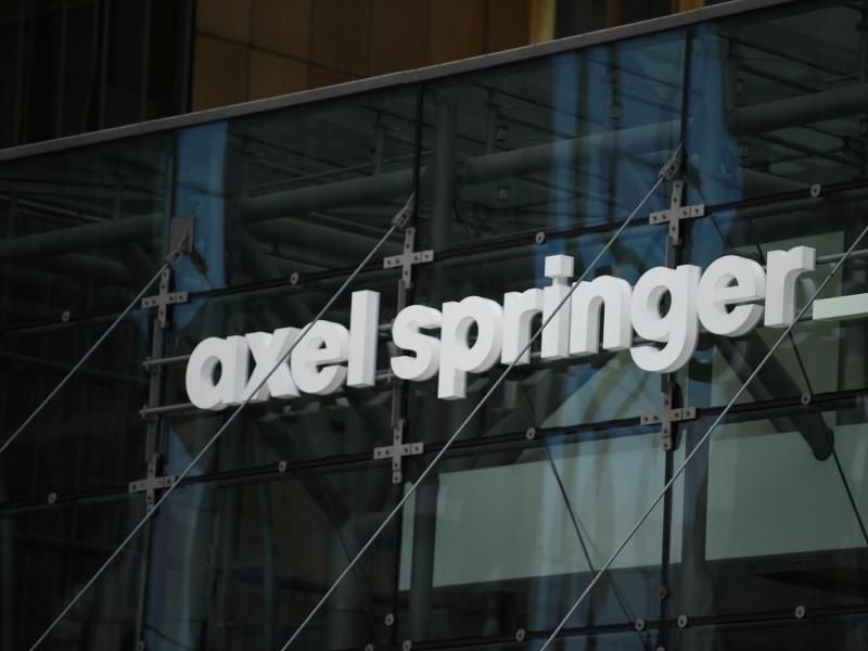 Schriftzug von Axel Springer an der Zentrale in Berlin. Foto: Sven Braun