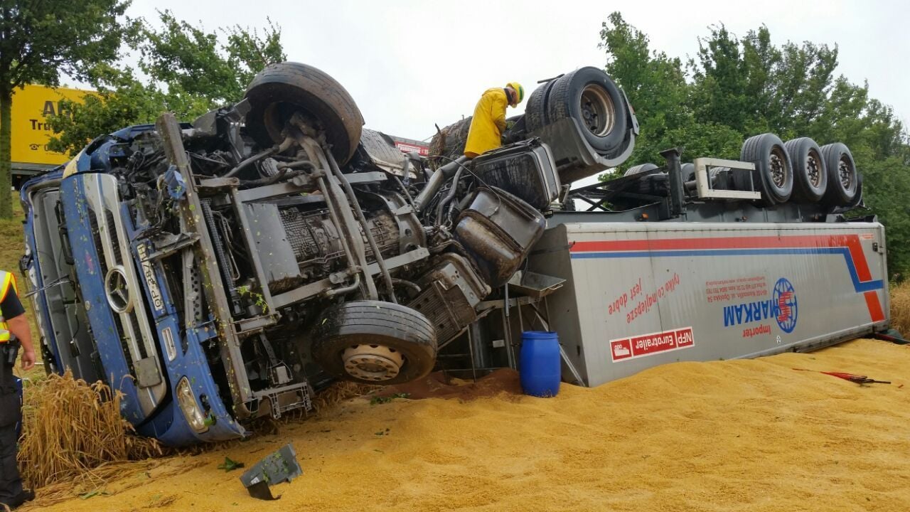 Das Getreide wurde bei dem Unfall auf einem Feld verteilt.