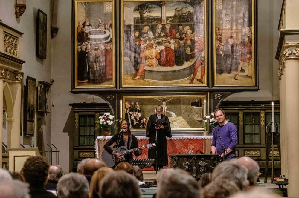 „Kirche braucht Erneuerung, heute wie damals“, findet Pfarrerin Kathrin Oxen - hier mit Judy Bailey und Patrick Depuhl beim Gründungsgottesdienst des Forums Reformation in der Stadtkirche Wittenberg.
