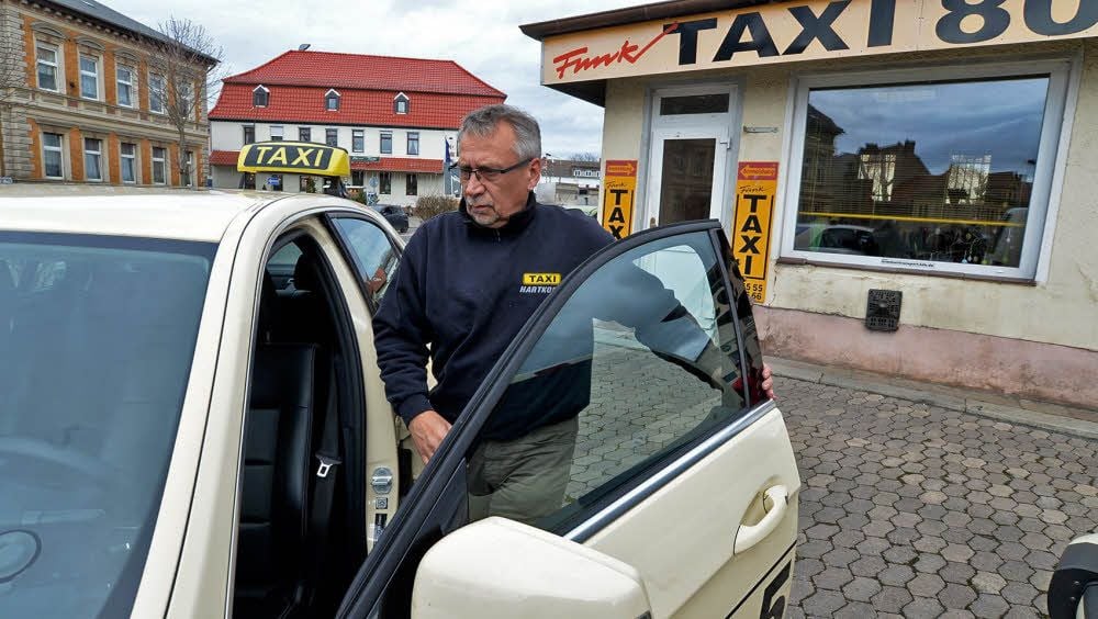 Jörn Ruchatz von Taxi-Hartkopp steigt zur nächsten Fahrt ein - diesmal bringt er einen Kunden zur Chemotherapie.