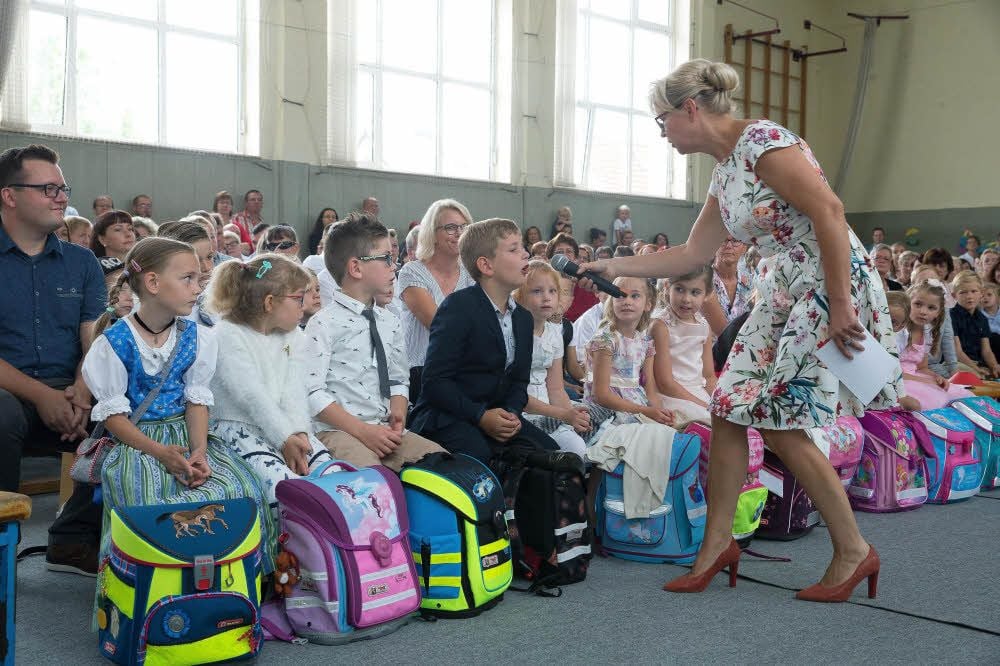 Bereits zu Beginn der Einschulungsfeier in der Jessener Lingner-Turnhalle hatte Schulleiterin Iris Schacher ein paar Fragen an die Erstklässler.