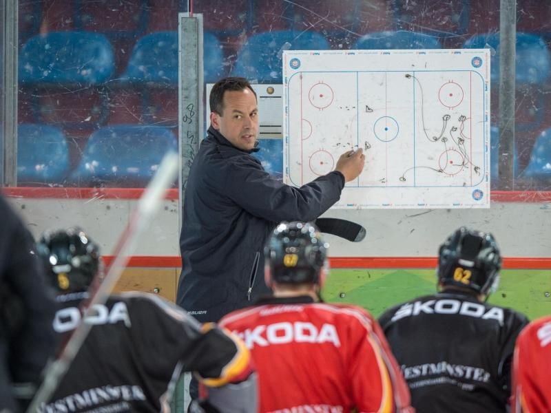 Bundestrainer Marco Sturm stehen alle Spieler zur Verfügung. Foto: Arne Immanuel Bänsch