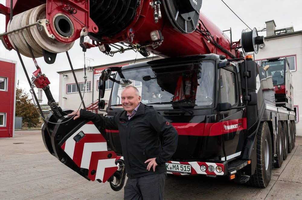 Mammoet-Geschäftsführer Jens Krawczynski steht an einem der mobilen Krane auf dem Gelände in Leuna.