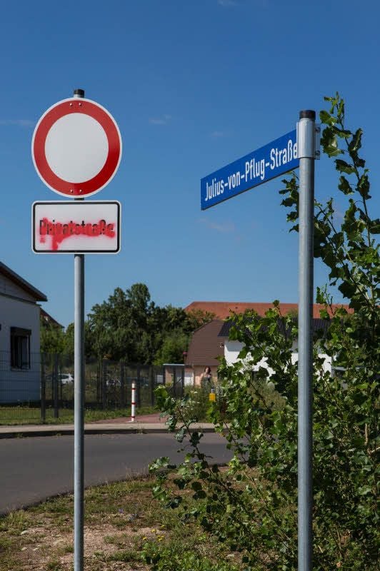 Mit roter Farbe beschmiert: das Zusatzschild Privatstraße