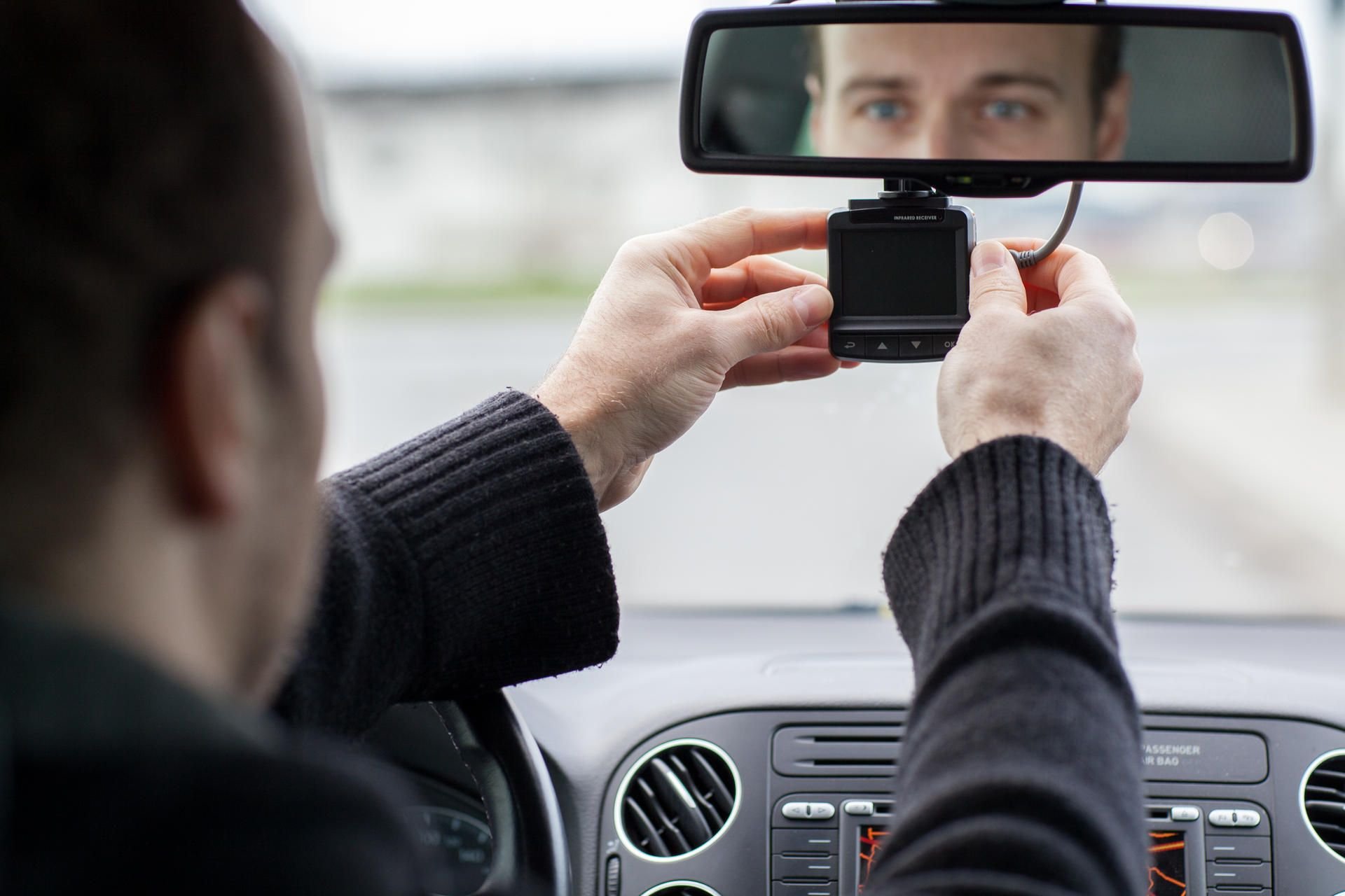 Für ordentliche Dashcams, die auch die rechtlichen Anforderungen erfüllen, muss man Experten zufolge derzeit um die 100 Euro ausgeben.