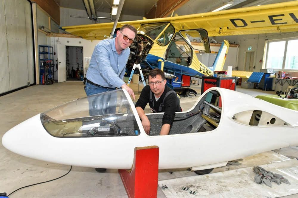 Geschäftsführer Christian Bernius (l.) und Techniker Jan Landes in der Werft des Luftsport-Service Centers Ost, die im Januar in Betrieb genommen wurde. Jetzt können auch im Winter Reparaturen durchgeführt werden.