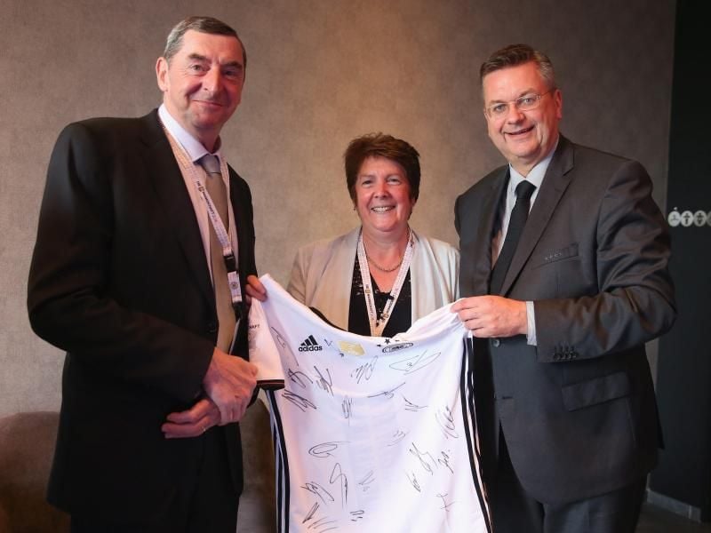 Daniel Nivel (l), seine Frau Lorette und DFB-Präsident Reinhard Grindel. Foto: Alexander Hassenstein Pool/GETTY IMAGES POOL