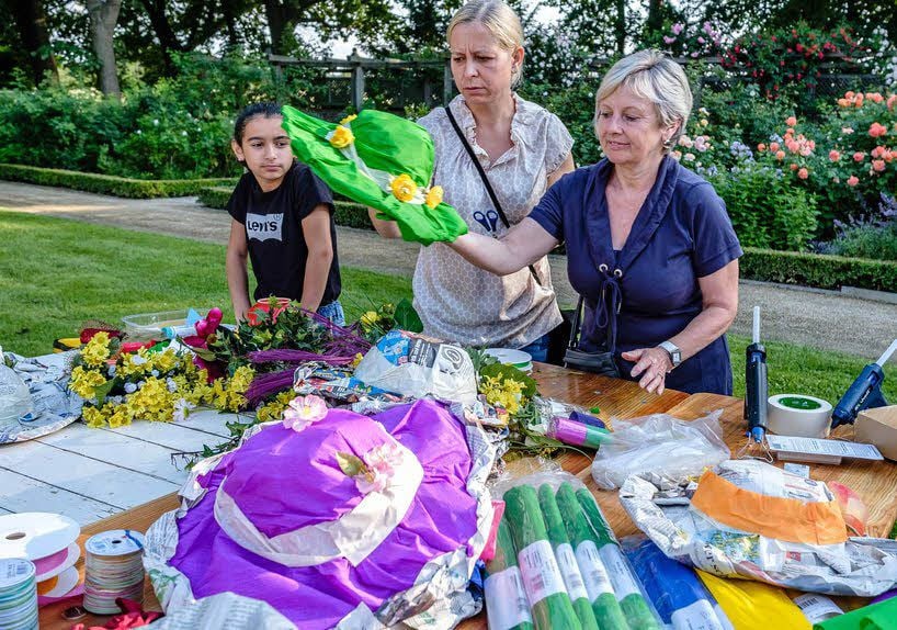Gern angenommen: Wer keinen Hut mitgebracht hat, kann sich bei der Kindertagesstätte Storchennest selbst einen basteln.