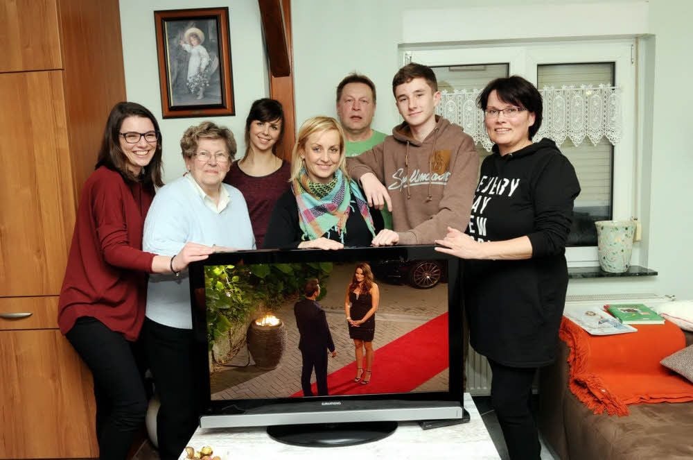 Verwandte und Freunde von „Bachelor“-Kandidatin Lisa-Marie Sauer verfolgten die Sendung vor dem Fernseher.