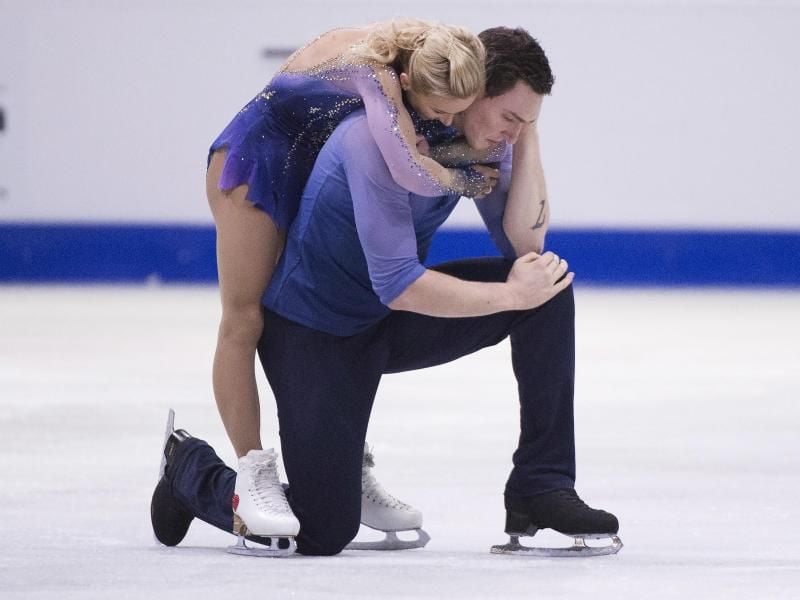 Aljona Savchenko beugt sich über Partner Bruno Massot, der in der Kür zwei Patzer verursachte. Foto: Paul Chiasson