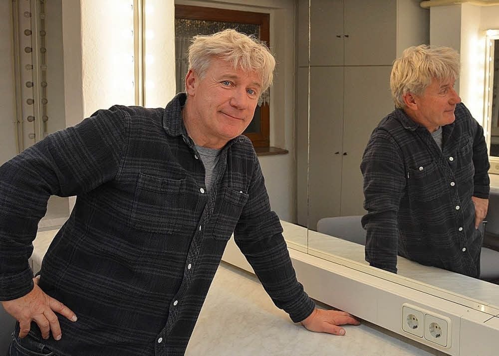 Jörg Schüttauf in der Garderobe am Eisleber Theater. Zu der Stadt hat er eine besondere Verbindung.