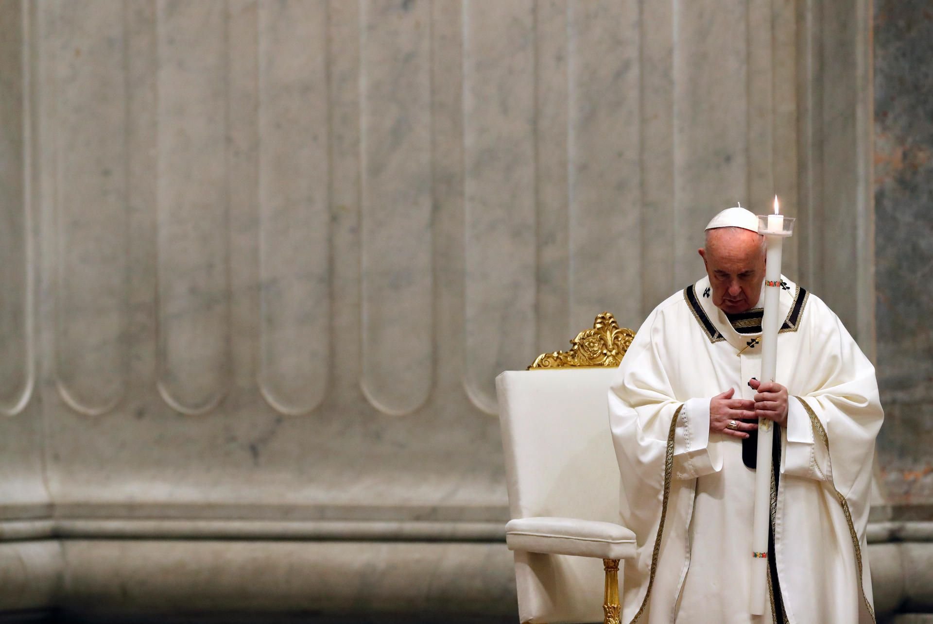 Papst Franziskus leitet eine feierliche Osternacht im Petersdom.