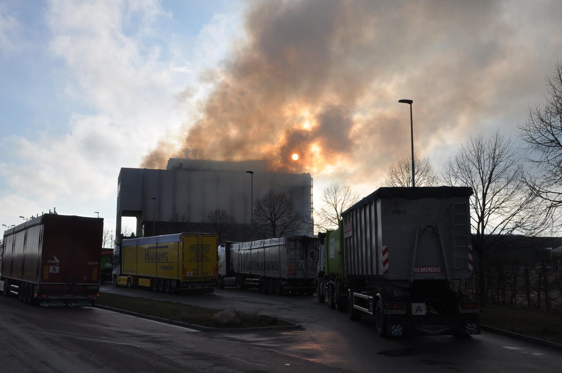 In der Müllverbrennungsanlage der Firma Suez im Gewerbegebiet Zorbau hat es am Dienstagmorgen gebrannt.