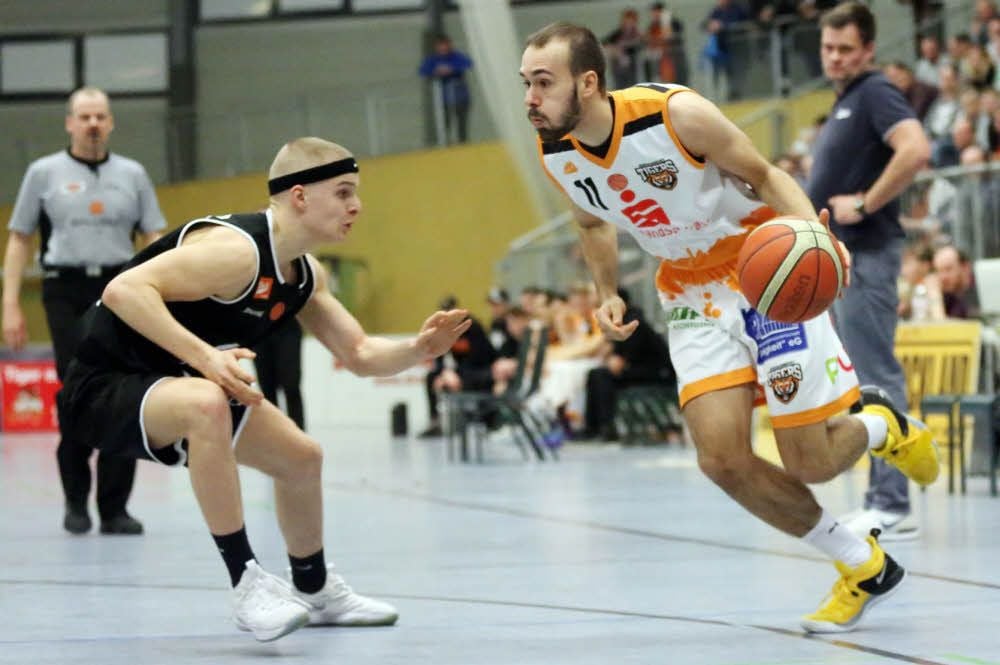 Alexander Helten (rechts), hier in einem früheren Spiel, gewann mit den Tigers bei den MTB Baskets Hannover.