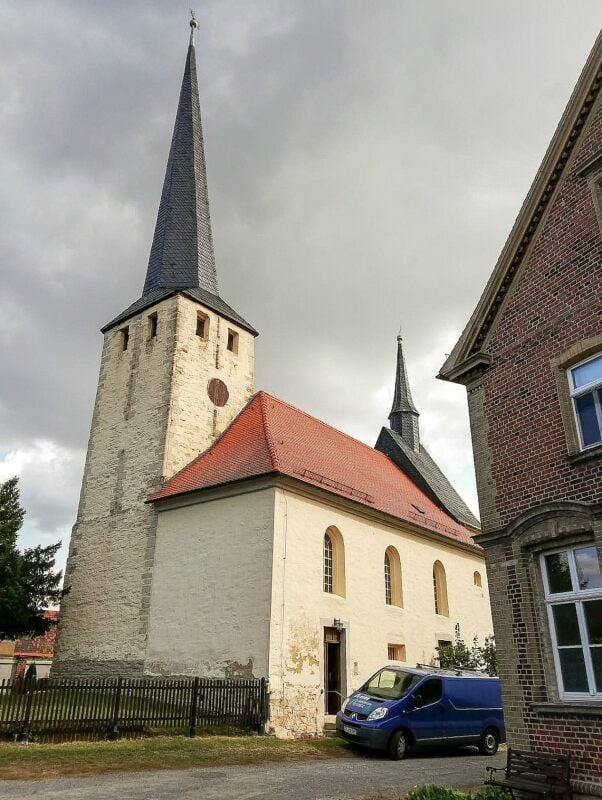 Der schiefe Turm stammt aus der Romanik und ist ein Wahrzeichen der Kirche in Predel.