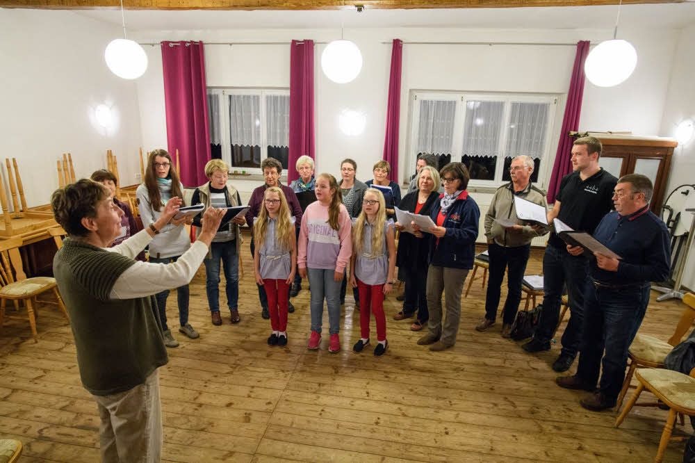 Jung und Alt singen gemeinsam: Unter Leitung von Thea Pecker probt der Chor Casekirchen das Casekirchener Orgel-Lied.
