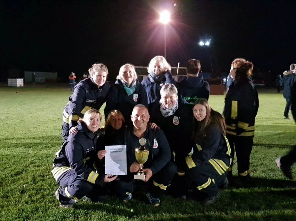 Die „Fire Angels” aus Groß Rosenburg gewannen die Wettkämpfe unter Flutlicht in Nachterstedt.