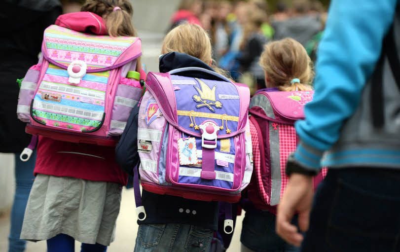 Kinder auf ihrem Weg zur Schule.