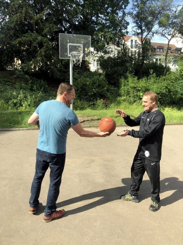OB Zugehör übergibt SPD-Stadtrat Ehrig den Ball zum ersten Wurf.