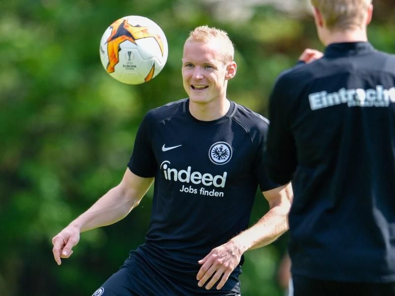 Sebastian Rode mit dem Ball. Foto: Uwe Anspach/Archiv