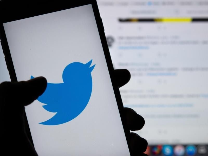 Statt einem SMS-Code kann man nun auch eine App auf dem Smartphone nutzen, um das Twitter-Konto per Passwort zusätzlich abzusichern. Foto: Monika Skolimowska/dpa/dpa-tmn