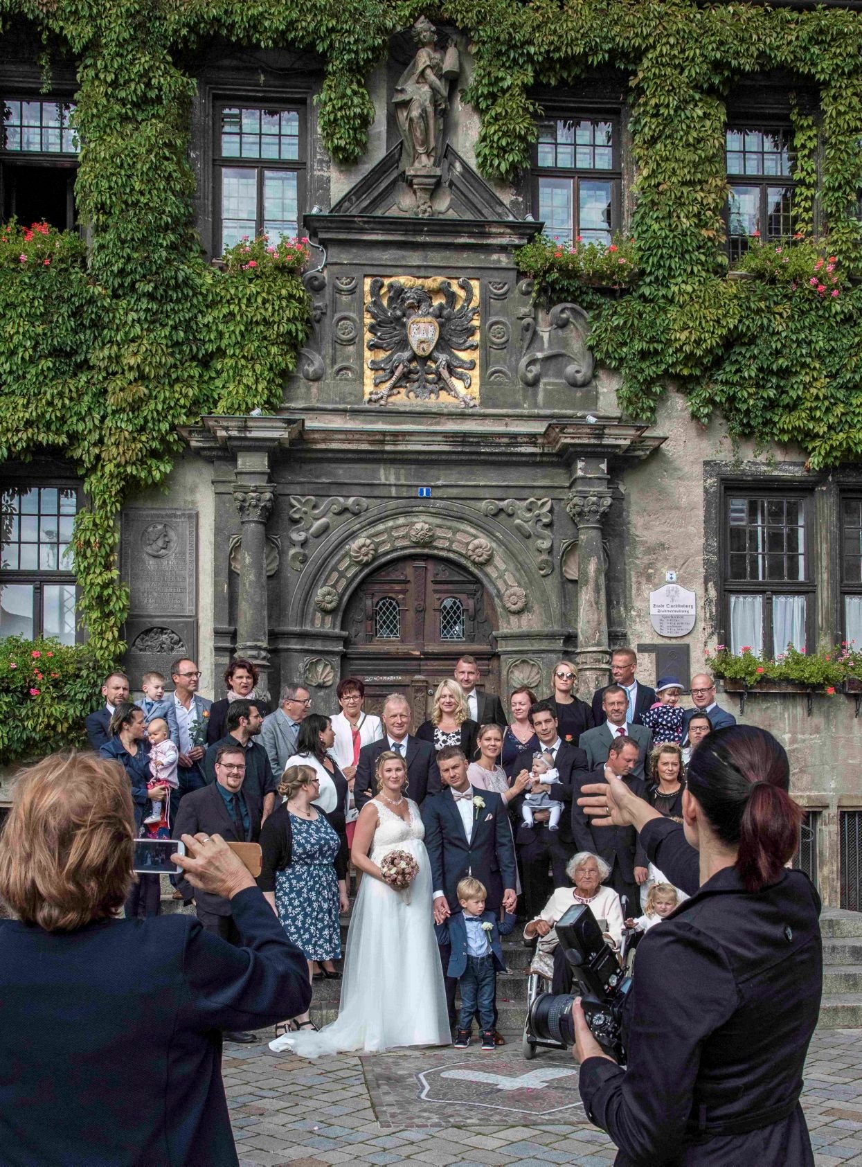 Kein anderer Ort im Altkreis ist zum Heiraten so beliebt wie das von der Selbstkletternden Jungfernrebe umrankte Quedlinburger Rathaus.