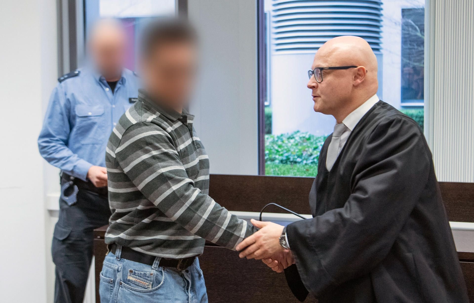 Der Angeklagte im Nudelsuppen-Prozess mit seinem Verteidiger Harald Roos (r.)
