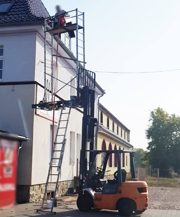 Ein potenziell gefährliches Baugerüst hat sich ein Mann in Halle-Ost zusammengebastelt.